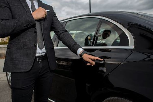 Layanan carter kendaraan lengkap dengan sopir berpengalaman yang siap mengantar ke berbagai tujuan dengan aman dan profesional.